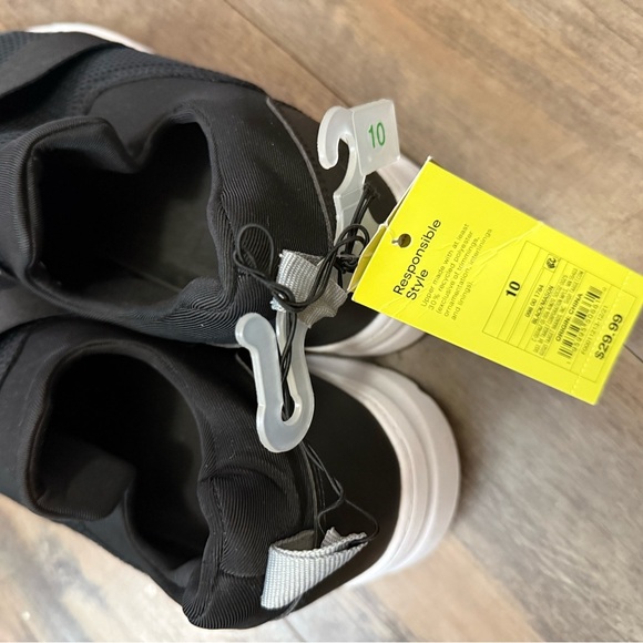 NWT All in Motion Men Basic Black Sneakers - Picture 2 of 3